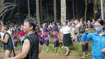 Cồng chiêng bahnar huyện kông chro giao lưu ở TP Pleiku thu hút rất nhiều khán giả vào trải nghiệm.