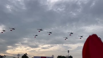 Đội hình máy bay mang cờ Đảng, cờ Tổ quốc bay trên quảng trường Ba Đình trong lễ Tổng duyệt A80