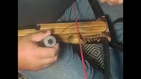 Serving crossbow string on the crossbow