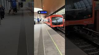 HKL Class M300 sulkee ovet ja lähtee Siilitien metroasemalta länteen (M1)