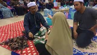 Pengamal Perubatan Tradisional Atau Perubatan Islam Ustaz Norazman Albanjary Yang Menjalani Rawatan Kepada Pesakit Akibat Disihir Mengalami Gangguan Jin Dan Saka Best Fbkl