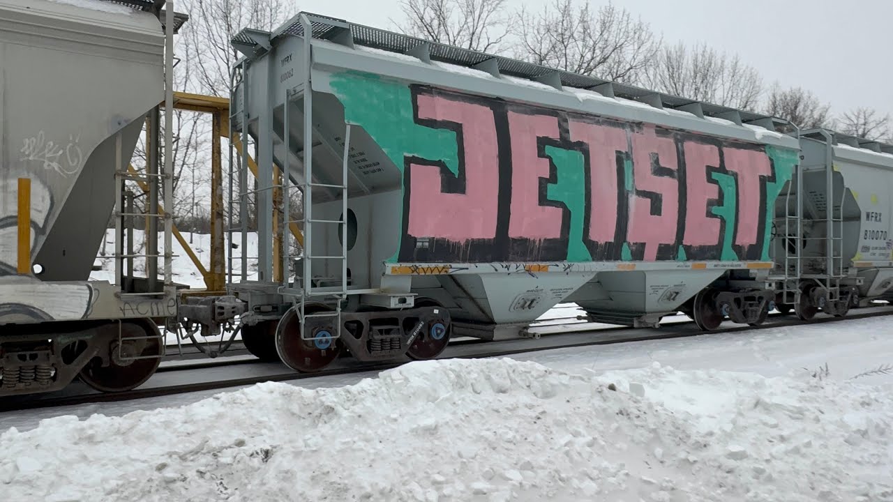 Пока AYED строит свой поезд, дружная команда EDAY останавливается, чтобы выпить кофе в Gardner Du...