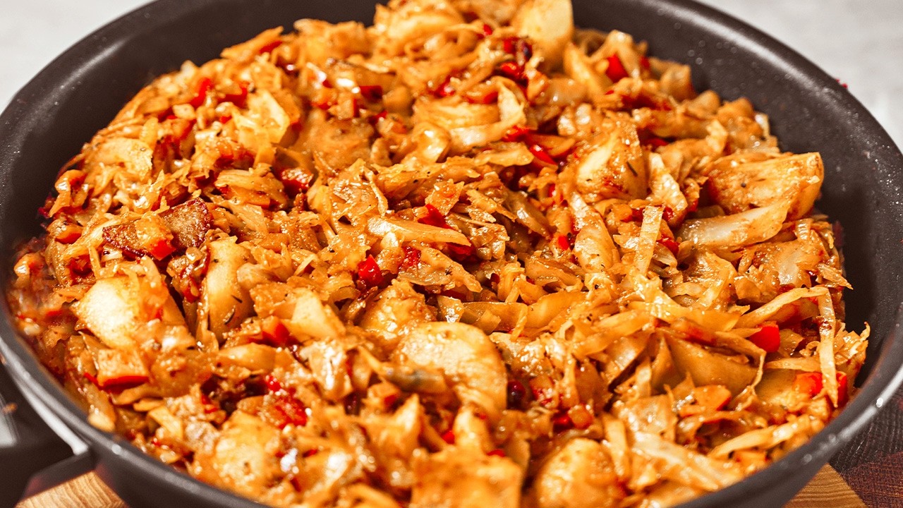 Meat-Free Delight: Enjoy This Cozy Cabbage and Potato Dish for Dinner!