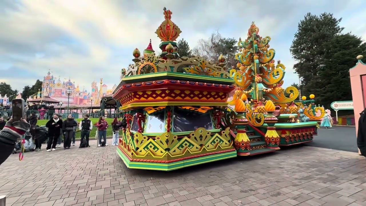 Mickey’s Dazzling Christmas Parade! • 15:55 27.11’2025