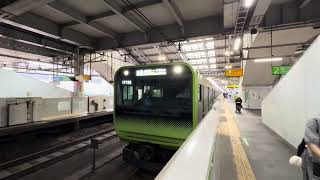 【全車新製】E235系トウ04編成 山手線内回り池袋、新宿方面行きが田端を発車するシーン
