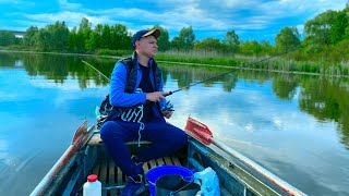 РЫБАЛКА С ЛОДКИ - ЧИЛЗ НА ДАЧЕ🛶