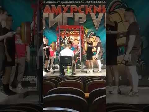 Хабаровск соревнования по паурлифтингу, выступает женщина тренер команды с Амурской области