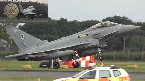 Fighter jet deploys drag chute 🪂