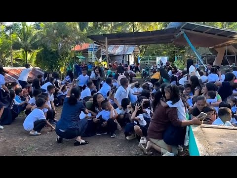 Video Video: Filippine, crolla tettoia a scuola durante il sisma: studenti in fuga