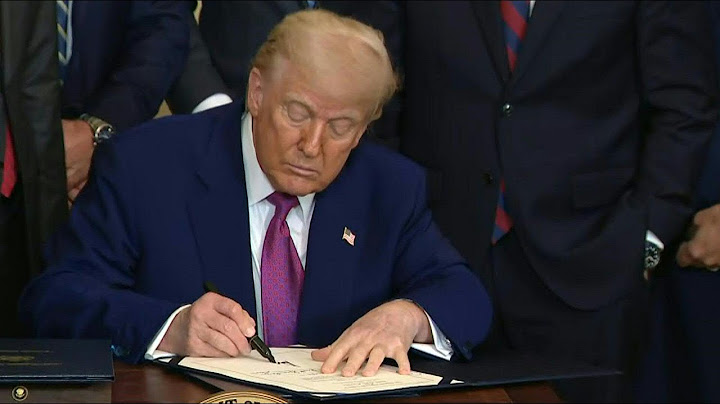 Trump quiere "hacer algo" por migrantes sin documentos empleados en agricultura | AFP