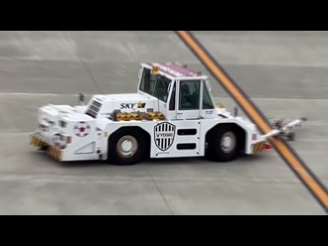 航空機・ヘリコプター JAL Komatsu WT250E Towing Tractor hqdefault.jpg