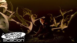The Creatures Are Attracted To The Light | Pitch Black (2000) | Science Fiction Station Resimi