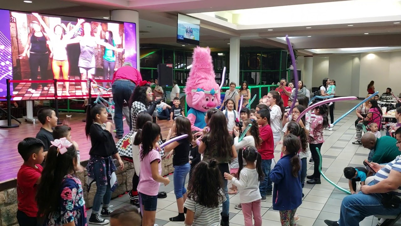 Poppy de Trolls en PlazAmericas Mall  y Jaz Party Show bailando