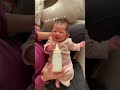 【新生児】ファイトポーズでミルク飲む赤ちゃん♡一生懸命飲む姿が癒される🥰いつまでこのポーズで飲むんやろ🤭