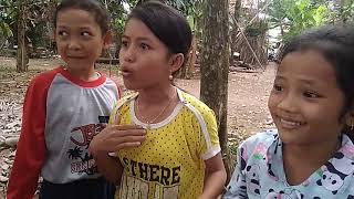 Bocah ngapak reang klambi lebaran