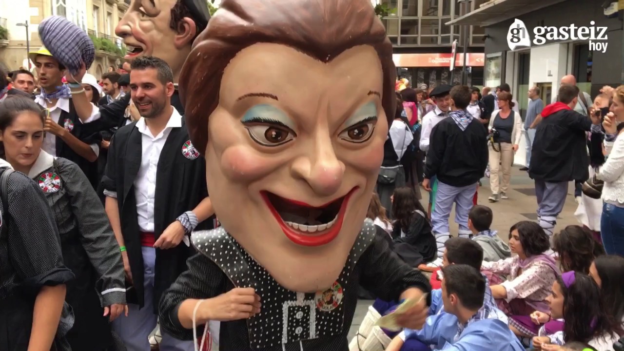 Paseíllo Blusas y Neskak 2017 en Vitoria-Gateiz