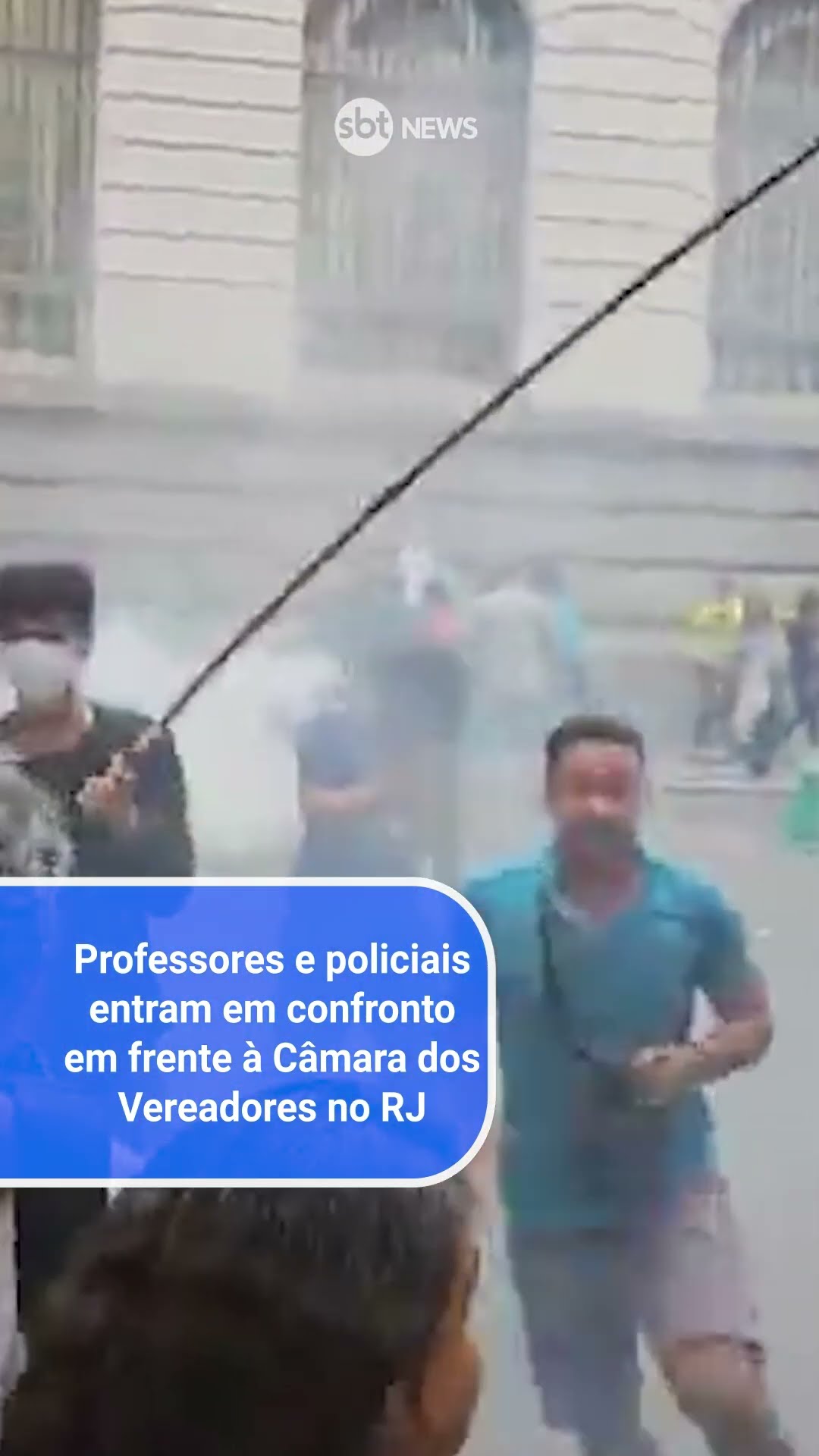 Professores e policiais entram em confronto em frente à Câmara dos Vereadores no Rio