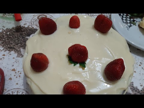 Bolo quadrado com creme de iogurte de bagas mousse branca e azul borboleta  amarela sentada na sobremesa