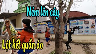 Văn Thật Bị Học Viên Lừa L ộ t Hết Quần Áo Ném Lên Cây Và Cái Kết