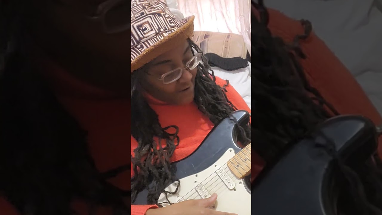 Я всё ещё учусь играть на своей электрогитаре 🎸 Вам это знакомо?