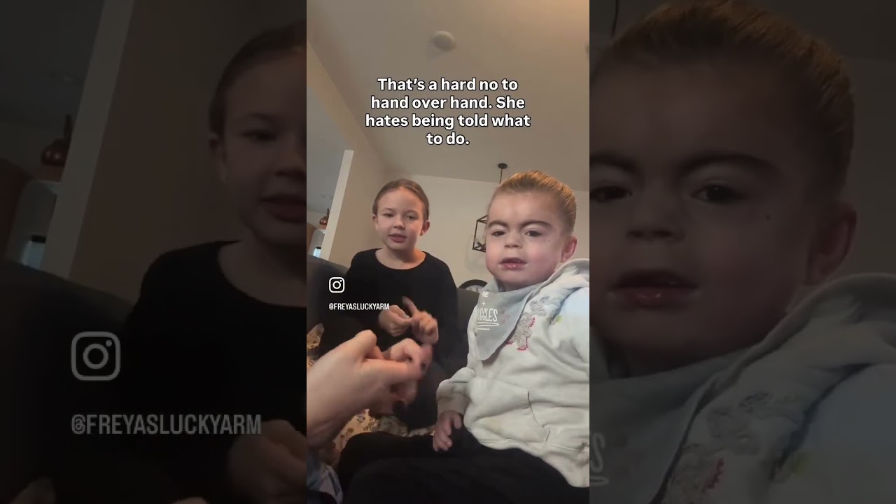 Я всегда так радуюсь, когда Фрейя учит новый знак. Кажется, она не считает это чем-то особенным 😂