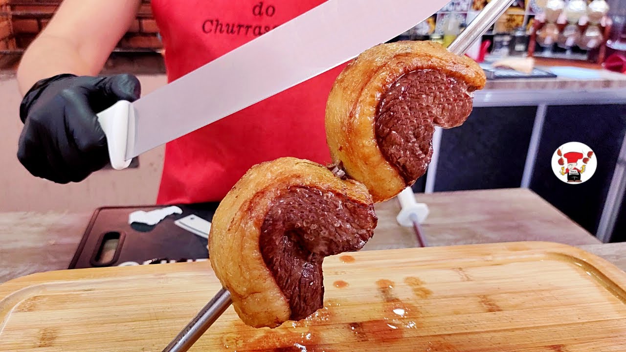Bife assado no espeto na brasa carne de picanha brasileira