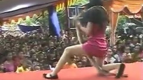 Tragic singer bitten by cobra on stage keeps singing for 45 MINUTES before collapsing and dying