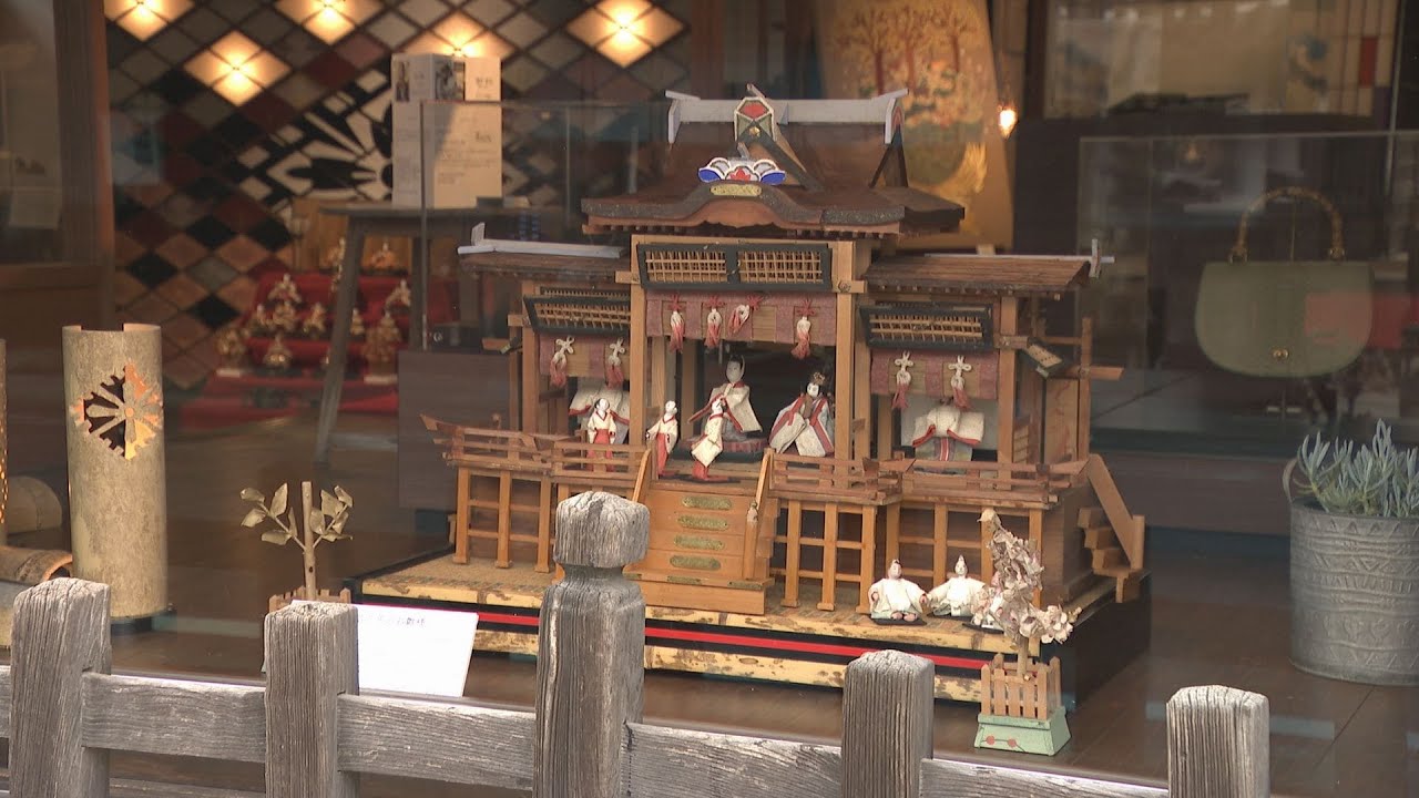 100年以上昔の明治時代につくられたひな人形などが並ぶ ”大殿ひな