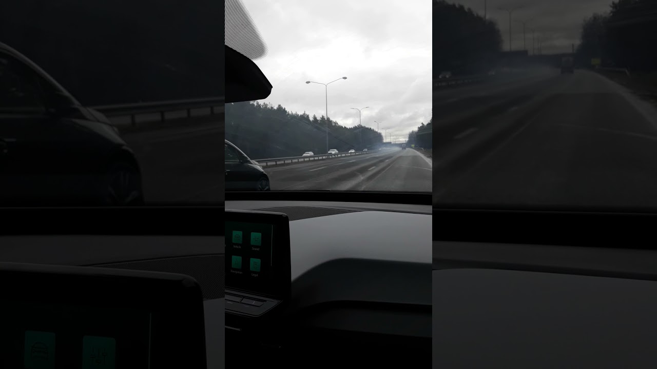 Drag racing BMW i3s vs VW iD3. (3)