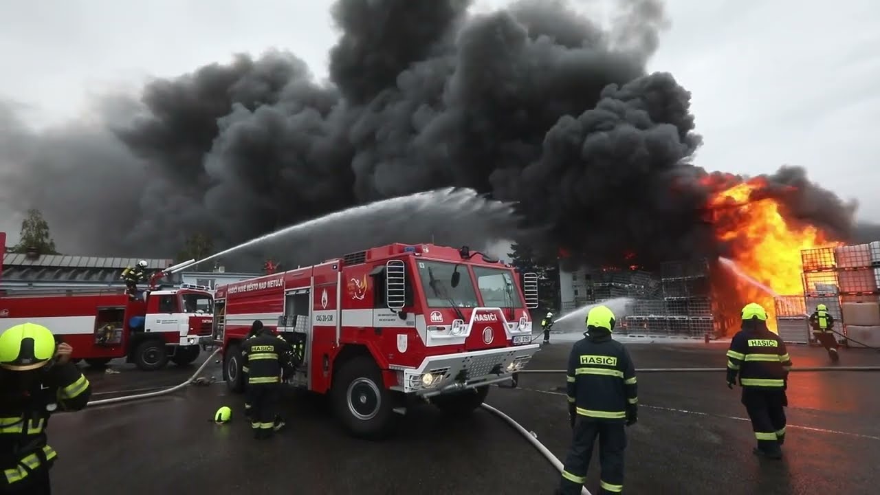 MOHUTNÝ POŽÁR V NOVÉM MĚSTĚ NAD METUJÍ