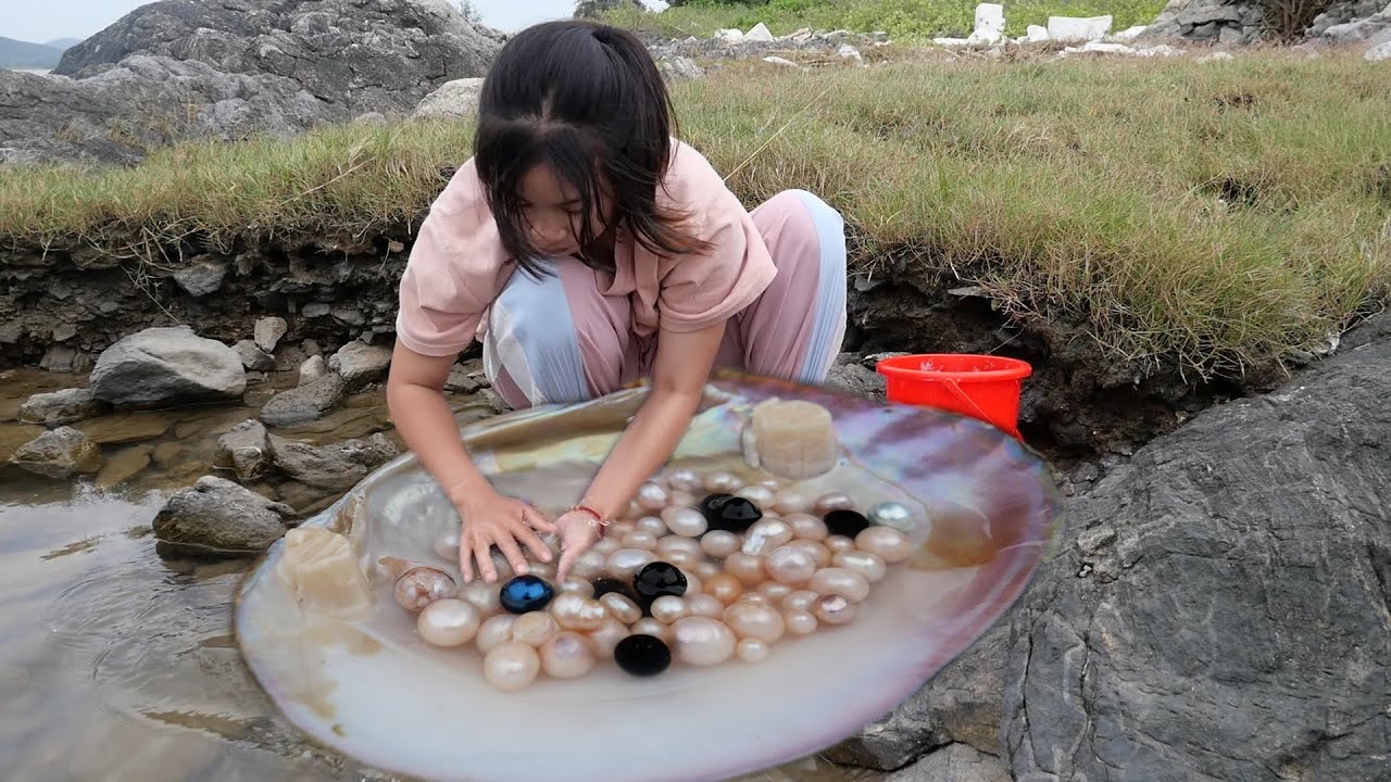 Discover large river clams and quickly harvest beautiful pearls.
