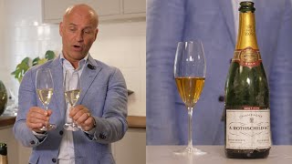 Richard Juhlin drar fram en riktigt gammal flaska champagne