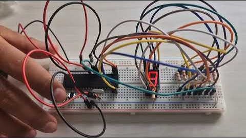 Contador ascendente/descendente de 0 a 9 en un display ánodo común de 7 segmentos.