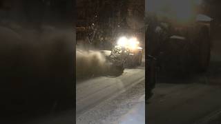 John Deere 5125R sweeping snow from the road and tram tracks #oslo #plowing #shorts #johndeere