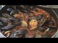 Mejillones y almejas en salsa roja