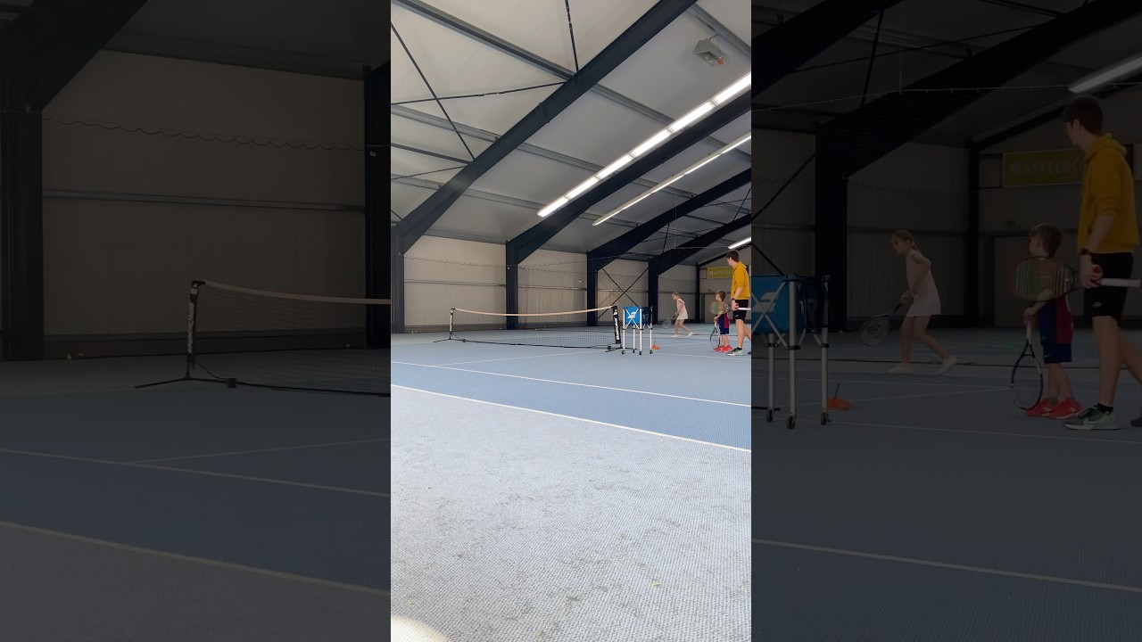 Ева играет в теннис  