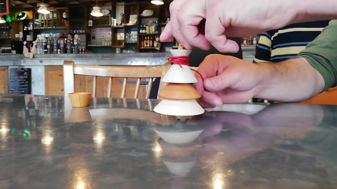 TOUPIE EN BOIS AVEC LANCEUR Toupie en bois avec lanceur - Petits jeux TOUPIE EN BOIS AVEC LANCEUR Toupie en bois avec lanceur - Petits jeux