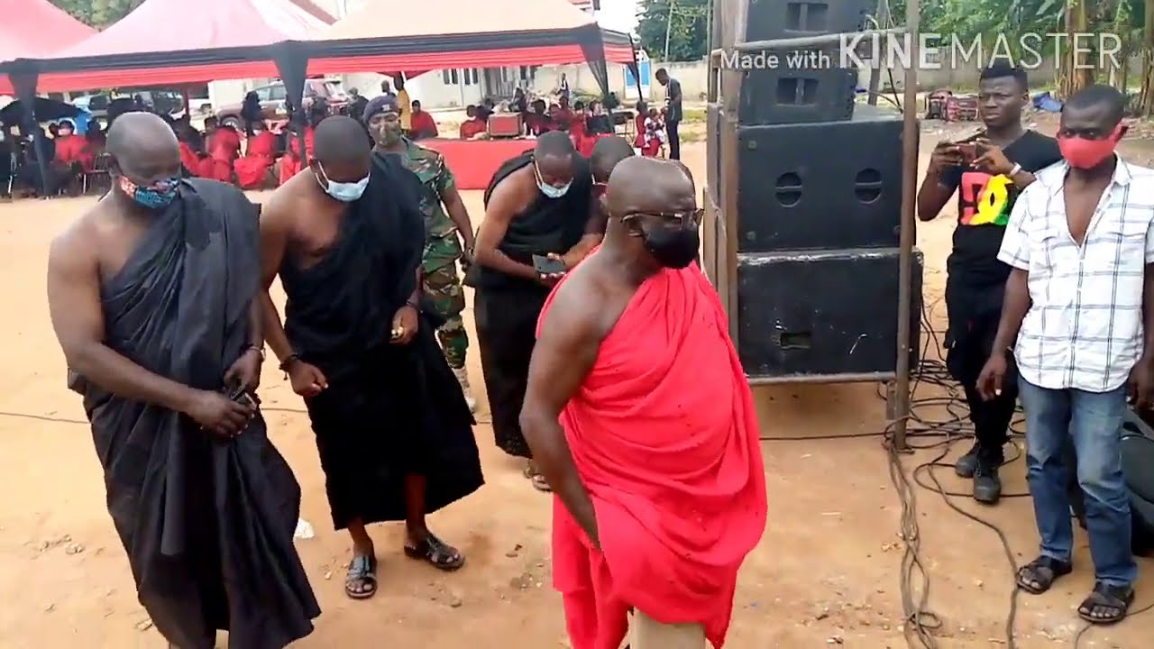 Nana tabiri performed his own songs at a great funeral in the Kumasi metropoli