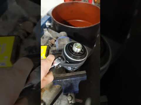 Video: How to unscrew the oil filter without a key: three effective ways