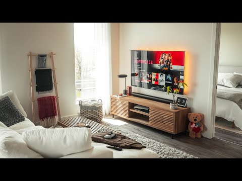 Video: Rustik renovering fejrer minimalisme i Canada