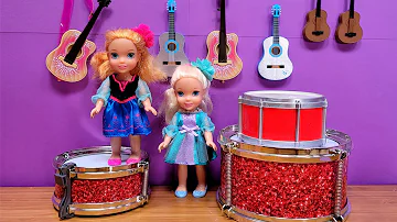 Backstage ! Elsa & Anna are playing musical instruments - Barbie dolls