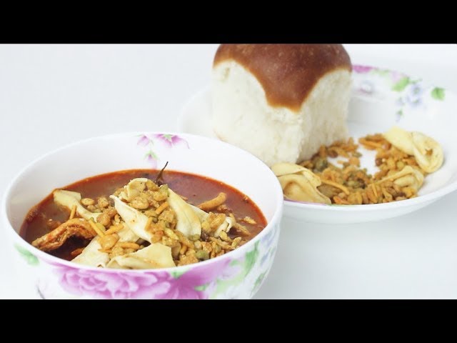 Misal pav - Crunchy, spicy, juicy street side food of Mumbai by crazy4veggie.com | Crazy4veggie