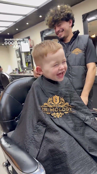 Anak Tidak Bisa Berhenti Tertawa dengan Tukang Cukurnya LOL #shorts