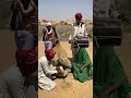 ترقص امرأتان مع العريس فرح ا وهم يتهللون وعلى إيقاع الطبول أصبح المجلس كأنه مشهد من الجنة