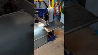 An easy way to clean the sander belt from improvised materials. An easy way to clean the sander belt from improvised materials.