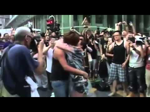 ჰონგ-კონგში ბიჭმა გოგოს ხელი საპროტესტო აქციის დროს სთხოვა