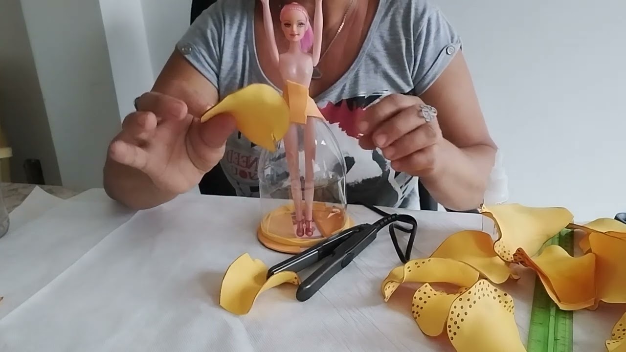 boneca tipo Barbie revestida com pétalas em Eva modeladas sem o frisador a mão livre