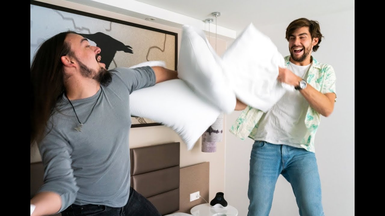 SPIESSER Kissenschlacht mit Alvaro Soler