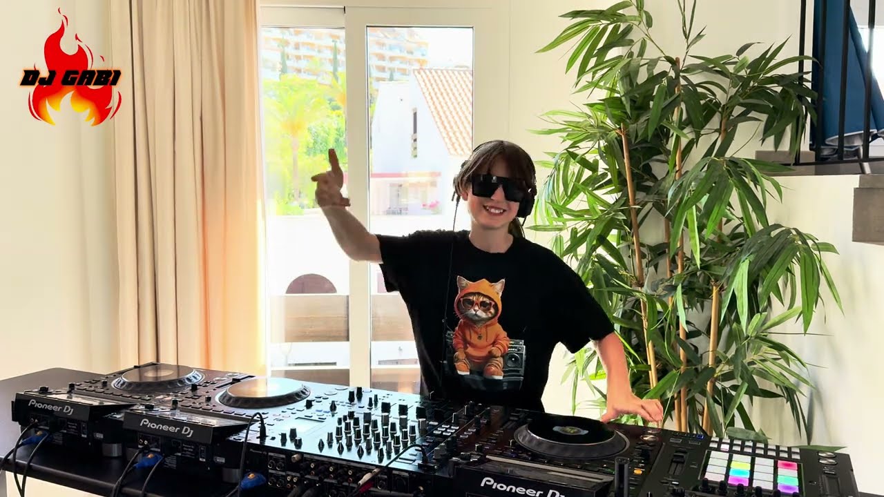 DJ GABI TECH HOUSE MIX - RHYTHM IS A DANCER REMIX