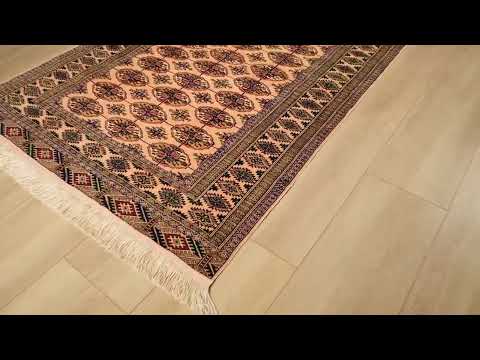 Handwoven Cream Turkmen Bukhara Patterned Silk Rug inceleme videosu kapak görseli